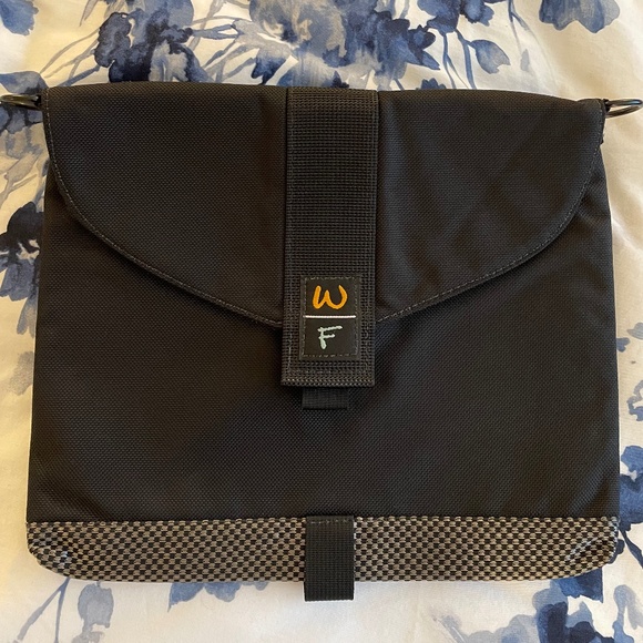 One (1) WaterField iPad/Tablet Cushioned Bag + Shoulder Strap - Picture 1 of 10